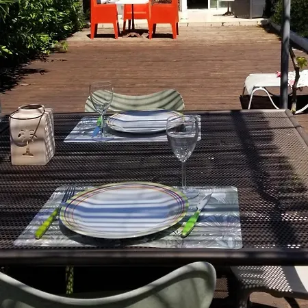 بيت للعطل Maison Lumineuse Avec Grande Terrasse En Bois Et Jardin